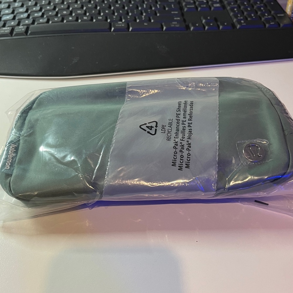 NWT Lululemon everywhere belt bag 1 L Tidewater Teal - Picture 6 of 9